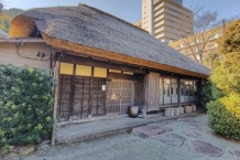 熱海市泉 千歳川沿いに佇む茅葺屋根の平家古民家