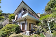 湯河原町宮上 雄大な山並みを眺望 温泉と植栽豊かな庭付3LDK